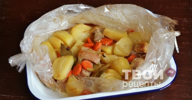 Мясо с картошкой в рукаве